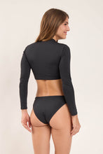 Load image into Gallery viewer, Model Back: Rio De Sol Top Top Lava Reef